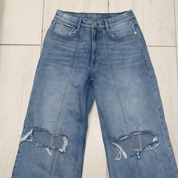 Arizona jeans, high rise, wide leg, distressed front and back seam detail size 7 - Picture 3 of 8